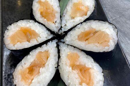 Классические роллы с лососем