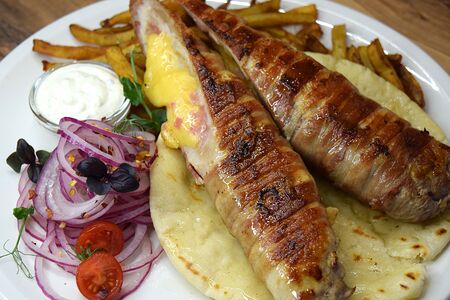 Пунена вешалица и картофель фри