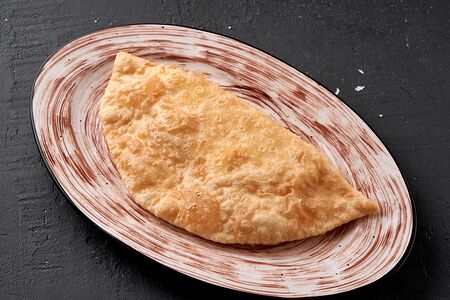 Чебурек с абрикосовым конфи и сыром