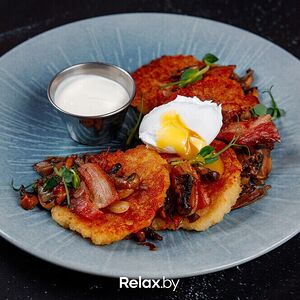 Драники с грудинкой, шампиньонами и яйцом пашот