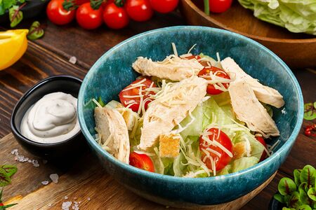 Салат Цезарь с курицей