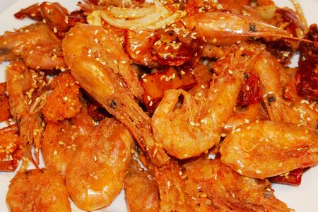 Креветки, жаренные с хрустящим красным перцем и стрелками чеснока (в панцире)