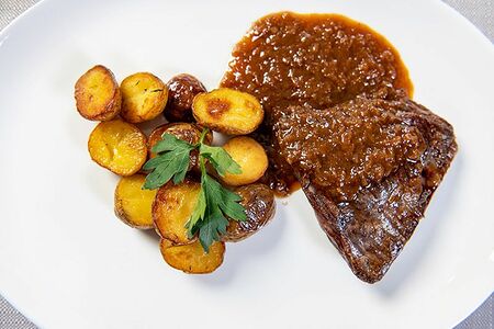 Стейк Бавет с луком-шалот и картофель соте