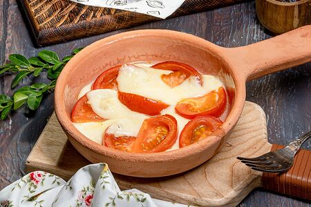 Запеченный сулугуни с томатом