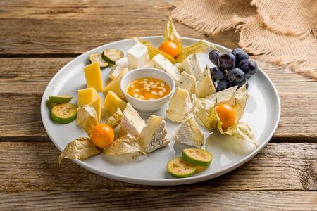 Ассорти из европейских сыров