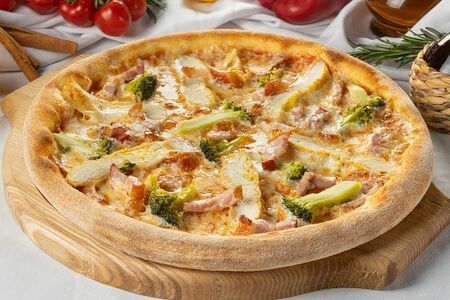 Пицца с курицей и брокколи