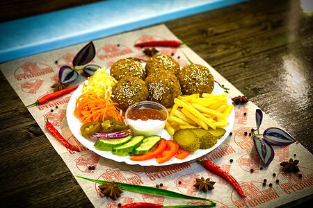 Фалафель на тарелке