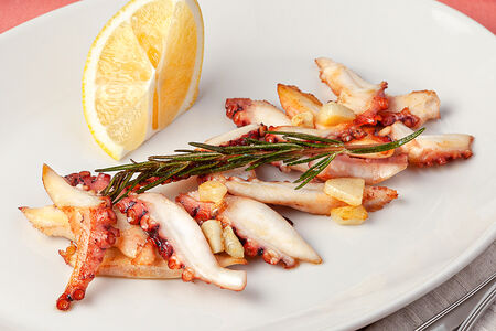 Жареные осьминоги с розмарином и чесноком