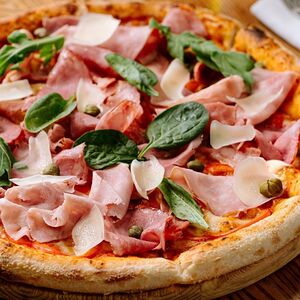 Пицца с итальянскими деликатесами