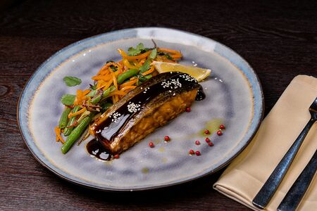 Жареный лосось с соусом терияки