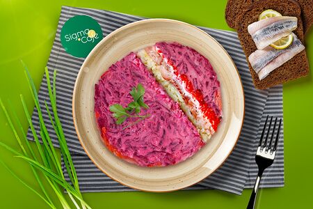 Салат слоеный с сельдью и свеклой