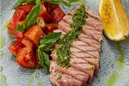 Тунец на гриле с соусом чимичури