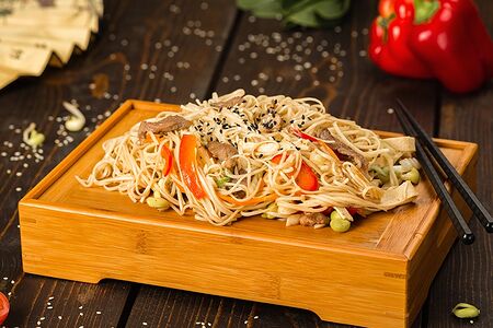 Яичная японская лапша с говядиной и овощами