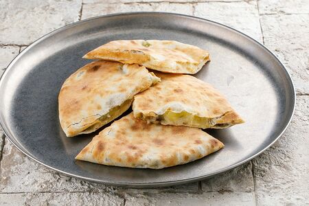 Осетинский пирог с картофелем и грибами