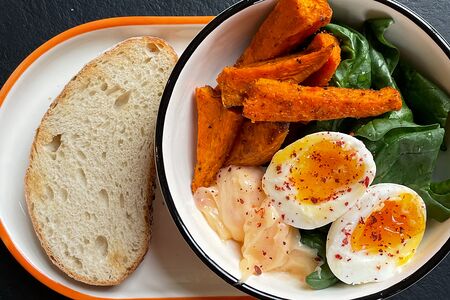 Батат с яйцом и свежим шпинатом