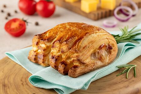 Слойка с ветчиной и сыром