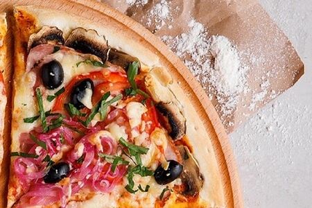 Пицца с мясом и шампиньонами