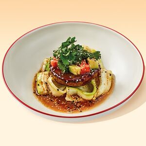 Вега-бифштекс с кабачками, сальсой из томатов и авокадо с кунжутным соусом