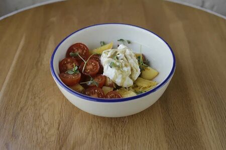 Салат с томатами, персиками и страчателлой