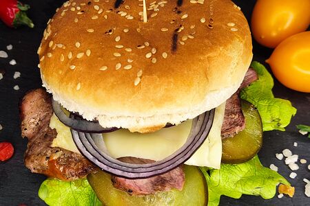 Бургер со cвинoй шейкой на углях