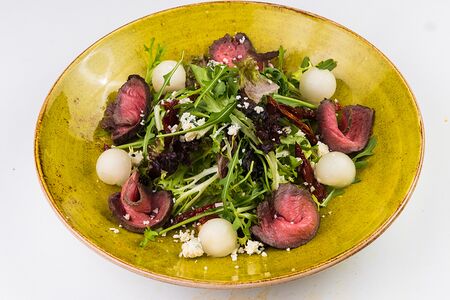 Салат с дыней и ростбифом