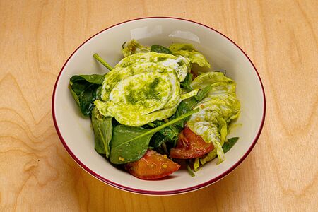 Зеленый салат с моцареллой