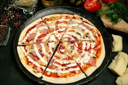Пицца с салями и говядиной