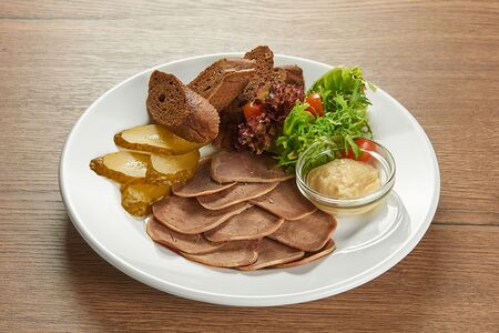 Говяжий язык с гренками и хреном