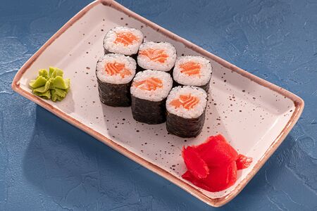 Ролл с лососем