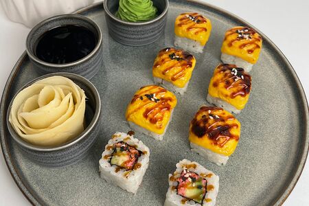 Теплый ролл с лососем