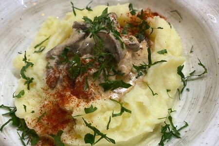 Бефстроганов из говядины с картофельным пюре