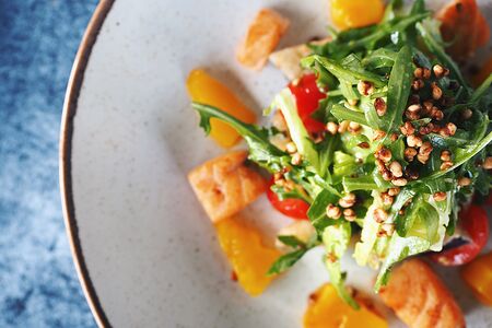 Салат с лососем и манго