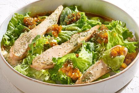 Салат с цыпленком, ранчем из авокадо и чатни из манго