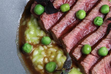 Зелёное ризотто с говядиной и молодым горошком