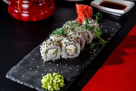 Ролл с курицей и овощами