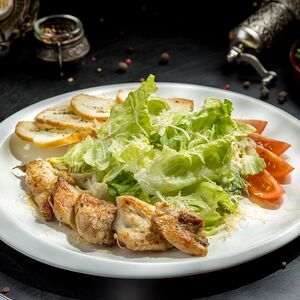 Салат Цезарь с курицей