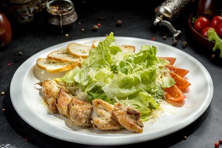Салат Цезарь с курицей