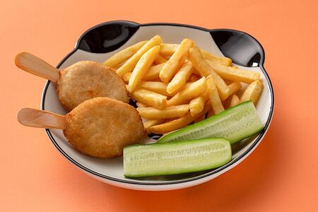 Куриное эскимо с картофелем фри