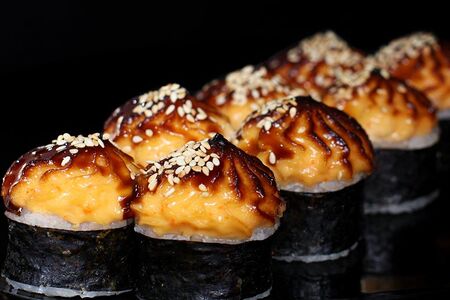 Ролл, запечённый с угрём