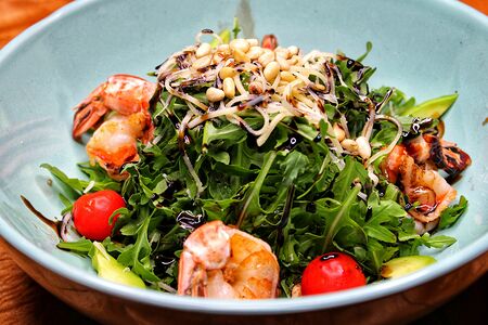 Руккола с креветками и авокадо