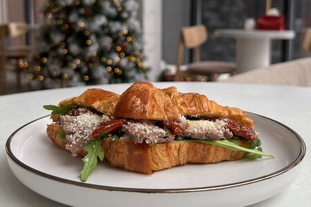 Круассан с ростбифом и вялеными томатами