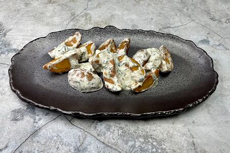Беби-картофель, томленный в сметане с чесноком и хреном