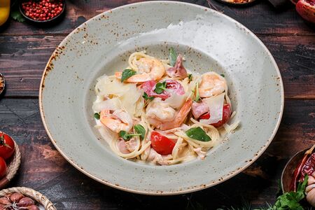 Спагетти с креветками, кальмарами и сыром Пармезан