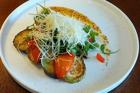 Салат с ягненком и овощами гриль