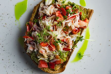 Брускетта с крабом и авокадо на хрустящей бриоши