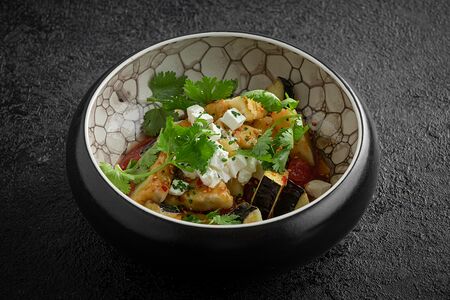 Салат с хрустящими баклажанами, спелыми томатами и сыром фета