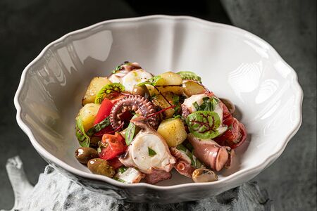 Салат с осьминогом