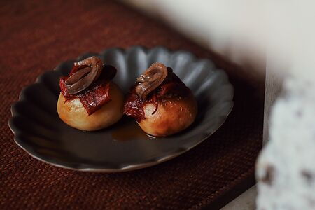 Кантабрийский анчоус, сырный пончик из печи и масло аджики
