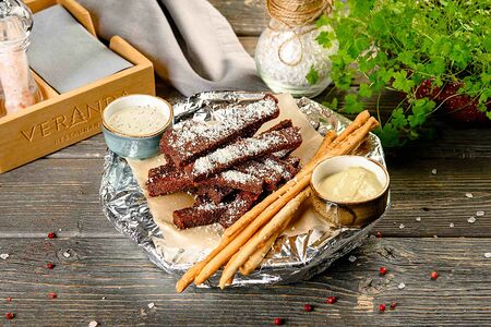 Домашние гренки из черного хлеба с чесноком и сыром