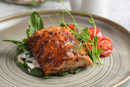 Стейк из лосося на шпинатной подушке